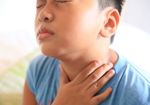 Отёк мягких тканей горла - один из основных симптомов анафилаксии